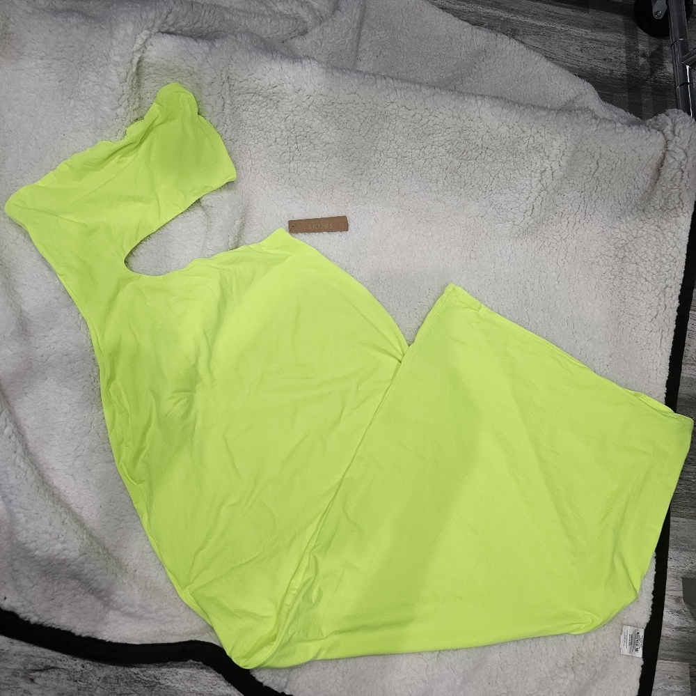 Skims fits everybody cut out long dress, SOLD out Color Green Highlighter
